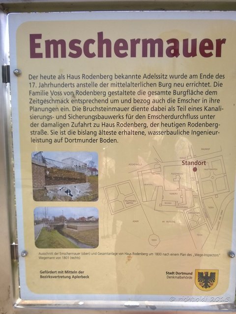 Das wieder freigelegte Stück der Emschermauer ist einige Erläuterungen wert. (Foto: T. Richter-Arnoldi)
