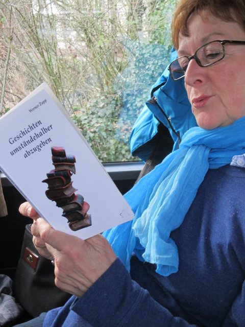 ...guck an! DA liest Jemand sogar den Duisburger WERNER ZAPP!!!!