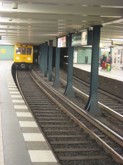 U Bahn in Berlin ... fährt ein !