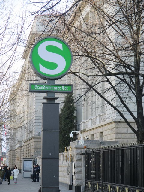 Haltestelle in Berlin ...