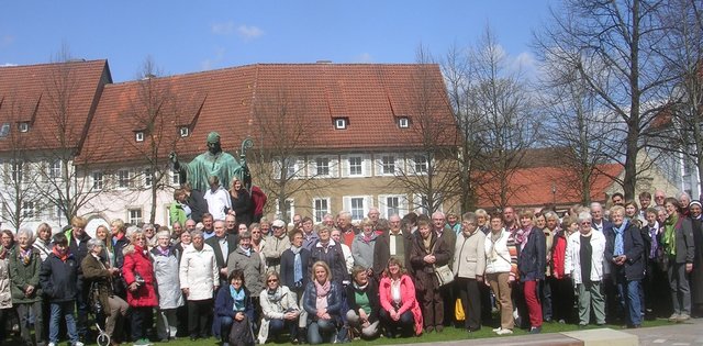 Um die Statue des Hl. Bernward im Domhof zu Hildesheim versammelte sich die Pilgerschar zu einem Gruppenbild mit Propst Müller.