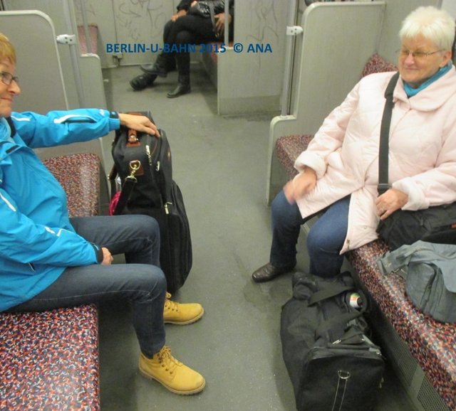 ...nachts, angekommen, in Berlin... nur noch per U-Bahn ins Hotel ...