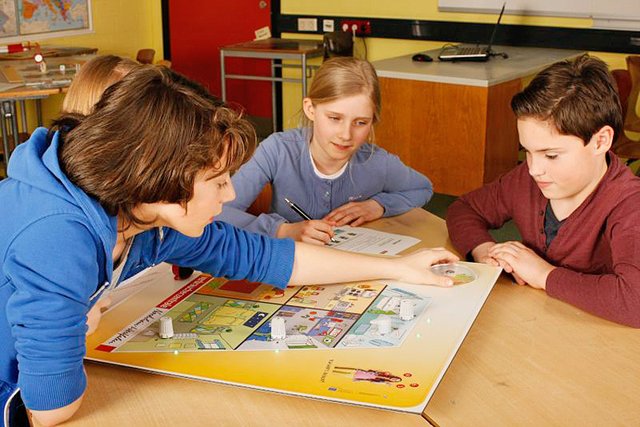 Spielerisch erfahren die Schüler, wie Wärmeenergie zu Hause genutzt wird, und entwickeln
Strategien für einen bewussten Umgang mit Heizenergie und Warmwasser.