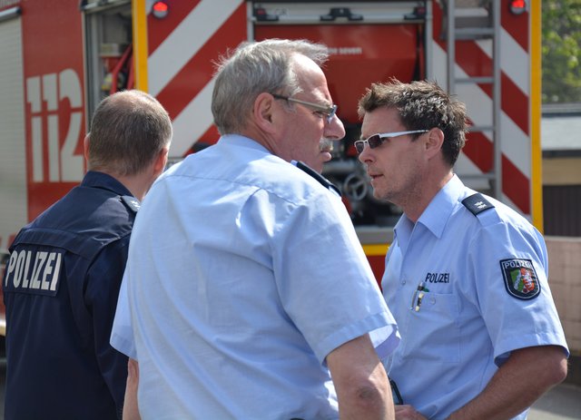 Die Polizei bemühte sich, den Feuerwehrkräften Platz für die Löscharbeiten zu schaffen...