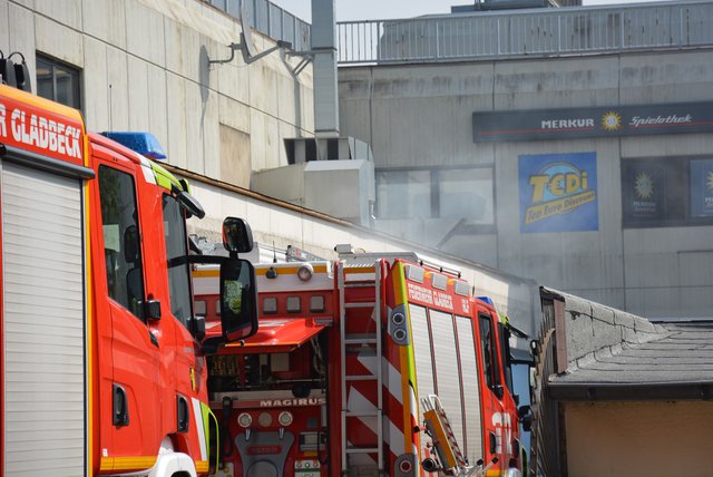 Aus dieser Lüftungsanlage bliesen die Einsatzkräfte den entstandenen Rauch.
