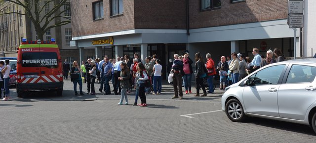 ...während zahlreiche Passanten das Einsatzgeschehen aus sicherer Entfernung verfolgten.