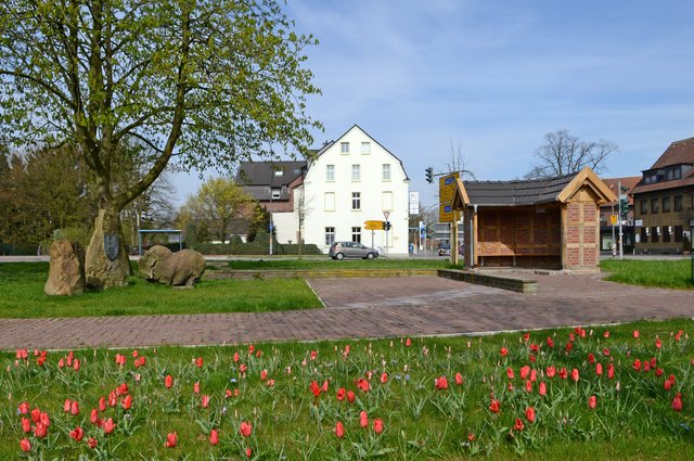 Ein hübsch gepflasterter Weg und ein schmuckes kleines Fachwerkhäuschen sind die sichtbarsten neuen Zeichen, dass in Wulfen fleißig an der Verschönerung des Dorfes gearbeitet wird.