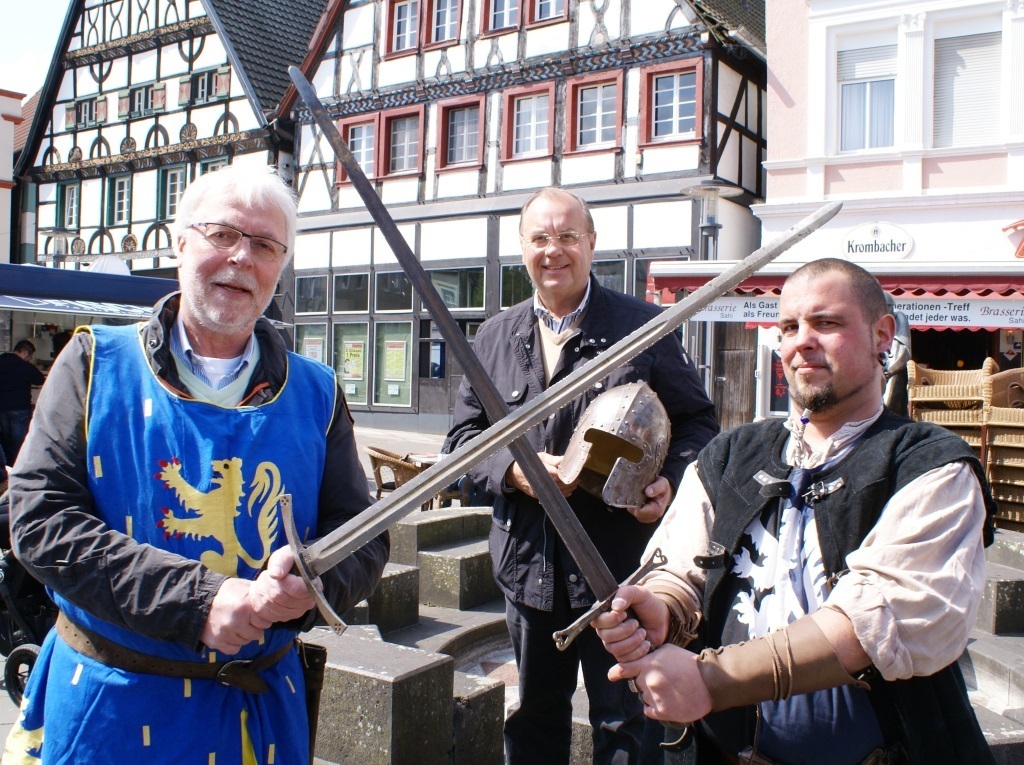 Historisches Treiben auf dem Westfalenmarkt: Ritter Jens von der Ruhr (re.) sowie Wolfgang Leiendecker (li.) und Walter Kratz (Mitte) vom City Werbering empfangen Unnas Bürger am Wochenende zu einem Ausflug ins Mittelalter.