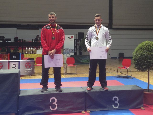 Fabian Sobel aus dem Oberhausener Taiko Dojo (rechts) auf dem Siegerpodest der Deutschen Karate Meisterschaft der Leistungsklasse in Aschaffenburg.
