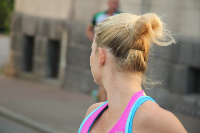 Wer ist denn diese junge hübsche Dame, die bestimmt nicht absichtlich wegguckt?