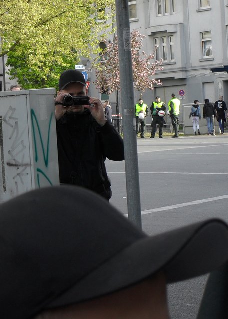 Trotz Aufforderung tat die Polizei nichts gegen das provokative Filmen und Fotografieren durch die Faschisten aus nächster Nähe und ließ ihnen auch sonst alles durchgehen. Dagegen sollte eine Antifaschistin ihre Brille abnehmen, weil ein Polizist meinte, das sei Vermummung.