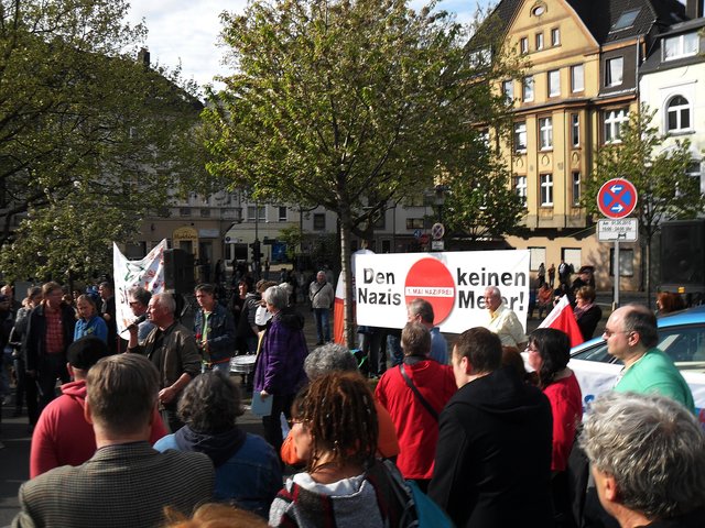 Der Initiator des Kunstprojekts "Engel der Kulturen" kritisierte scharf die Genehmigung des Nazi-Aufmarschs, der ursprünglich sogar auf dieser Seite des Marktplatzes losgehen sollte, wo er den 2013 als Bodenintarsie verlegten "Engel der Kulturen" buchstäblich mit Füssen getreten hätte.