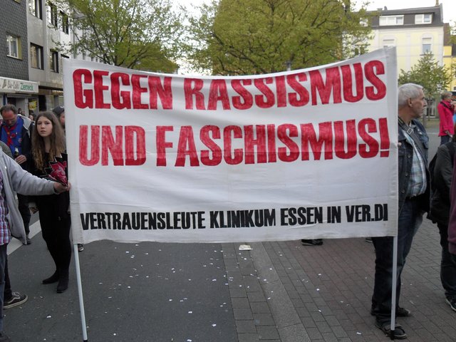 Faschisten sind die schlimmsten Feinde der Arbeiterbewegung. Das erste was die Hitler-Faschisten zerschlugen, waren die Gewerkschaften und die Arbeiterparteien.