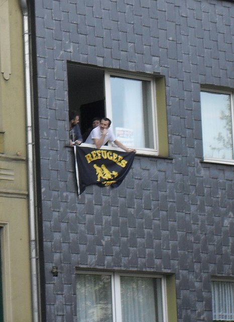 Anwohner des Krayer Marktes hängen die Fahne mit der Aufschrift "Refugees welcome" aus dem Fenster