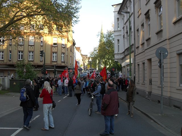 Erst gegen 20 Uhr marschierten die Nazis unter behüteter Polizei"begleitung" los. Die Gegendemonstranten machten sich auf den Weg zu den nächsten Kundgebungsorten und wurden auch hier  (wie auch ganz normale Anwohner) ständig von der Polizei behindert und drangsaliert.