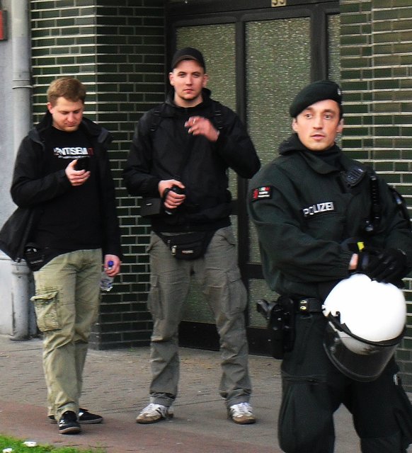Provokativ lief der Dortmunder Nazi-Funktionär Michael Brück (li.) mit seinem "antisem.it"-Shirt herum. Er ist auch Betreiber des gleichnamigen Nazi-Versandhandels, der kürzlich in die Schlagzeilen geriet, als bekannt wurde, dass über ihn den IS-Faschisten Webspace zur Verfügung gestellt wurde. Brück und sein Naziversand stehen auch im Zusammenhang mit fingierten Todesanzeigen gegen kritische Journalisten. Seit 23.4. übt er das Ratsmandat für "Die Rechte" in Dortmund aus.