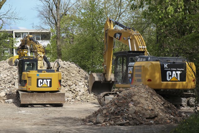 Die Bagger wirken wie Raubkatzen auf dem Sprung