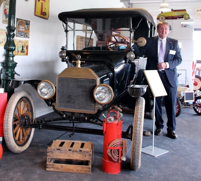 Detlev Thedens vor einem Ford T Modell im Firmenmuseum.