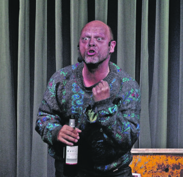 Mit der Fuselflasche in der Hand bringt Markus Kiefer das Leben auf der Straße mit seinen "schönen" und weniger schönen Seiten beeindruckend auf die Bühne. Foto: Kurt Gritzan