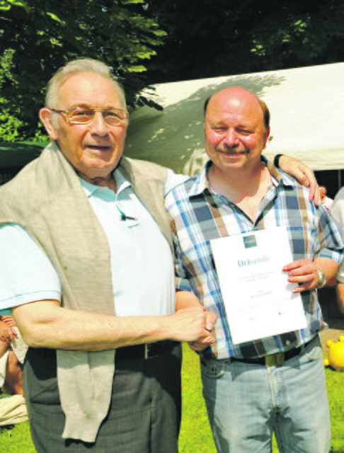 Hanslothar Kranz (l.) ist stets im Dienst seiner Mitmenschen unterwegs.    Foto: Archiv