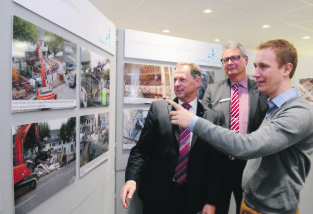 Roland Schwind (links), Jörg Unterluggauer und Daniel Zimmermann (rechts) beim Rundgang durch die Ausstellung. Foto: Michael de Clerque