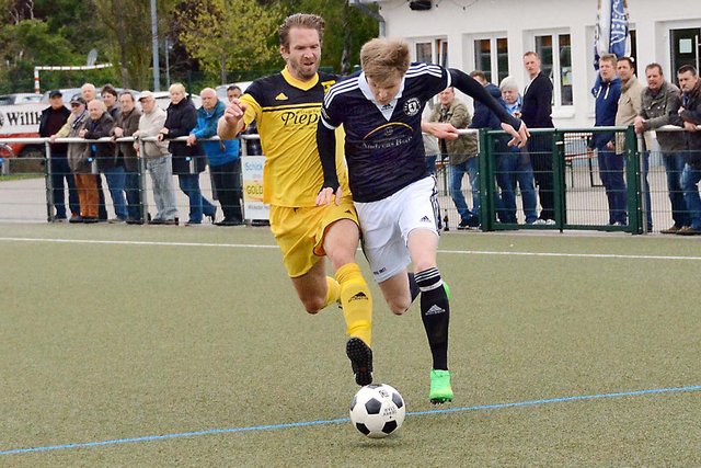 2:1 besiegte Tabellenführer Westfalia Wickede (in Schwarz) beim Spitzenspiel im Pappelstadion den DSC Wanne-Eickel. Sonntag geht‘s nun zum Tabellenzweiten TSV Marl-Hüls. | Foto: Schmitz