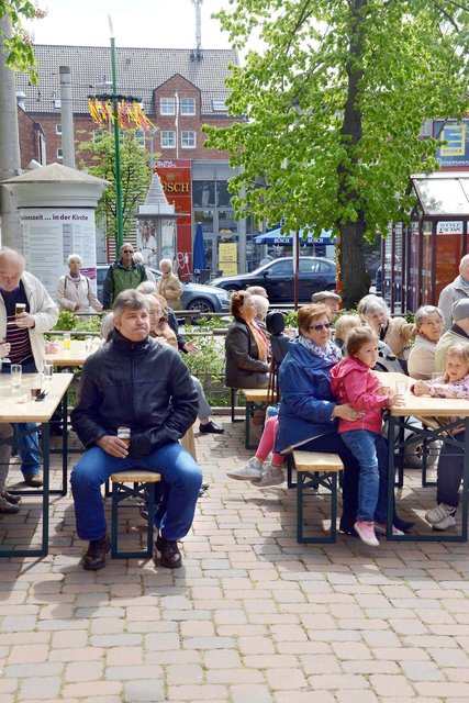 Auf dem Kirchplatz am Hellweg zwischen dem 815 Jahre alten Gotteshaus und dem Fachwerk von Haus Beckhoff hatte die ABV wieder einen gemütlichen Biergarten zum Maibaumfest entstehen lassen. Auf der Hellweg-Seite gegenüber wehten die Fahnen des Maikranzes im Wind.