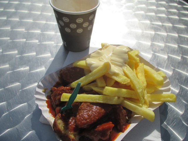 Krasser Kontrast ...! Sorry, nach einem längeren Spaziergang, und diesen Gefühlen und Gedanken ... eine kleine Stärkung, denn, das LEBEN geht weiter!