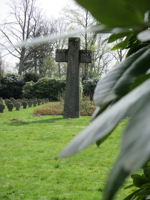 ...lauert es, oder beschützt es...das Kreuz ...