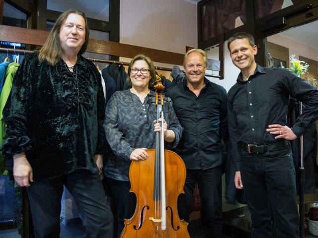 ...daa strahlen die 4 Künstler in der PAUSE ... (Foto von J.Daum)