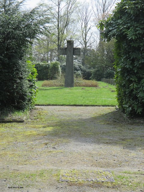 Kreuz ... auf einem Friedhof