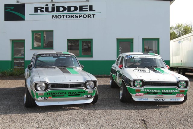 links der neue Ford Escort des Team Rüddel Racing