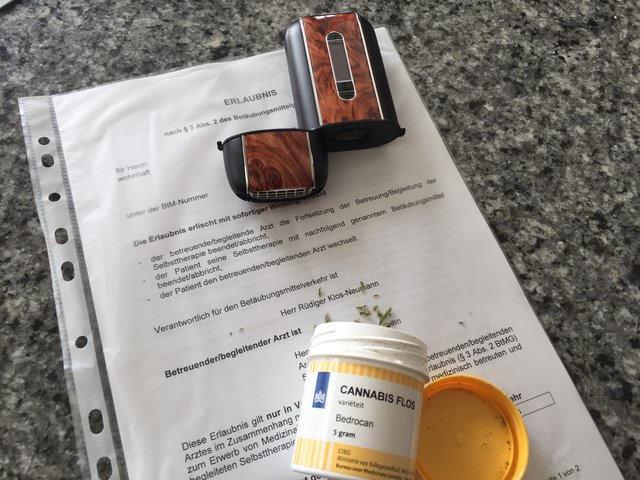 Klos-Neumann hat Verständnis für die Ordnungskräfte, die bei insgesamt 400 geschriebenen medizinischen-Cannabis-Bescheinigungen in Deutschland dem Formular zunächst mit Misstrauen begegnen.
