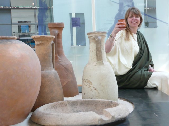 Cynthia begrüßt Besucherinnen und Besucher im LWL-Römermuseum und berichtet vom abwechslungsreichen Leben in einer römischen Taverne.