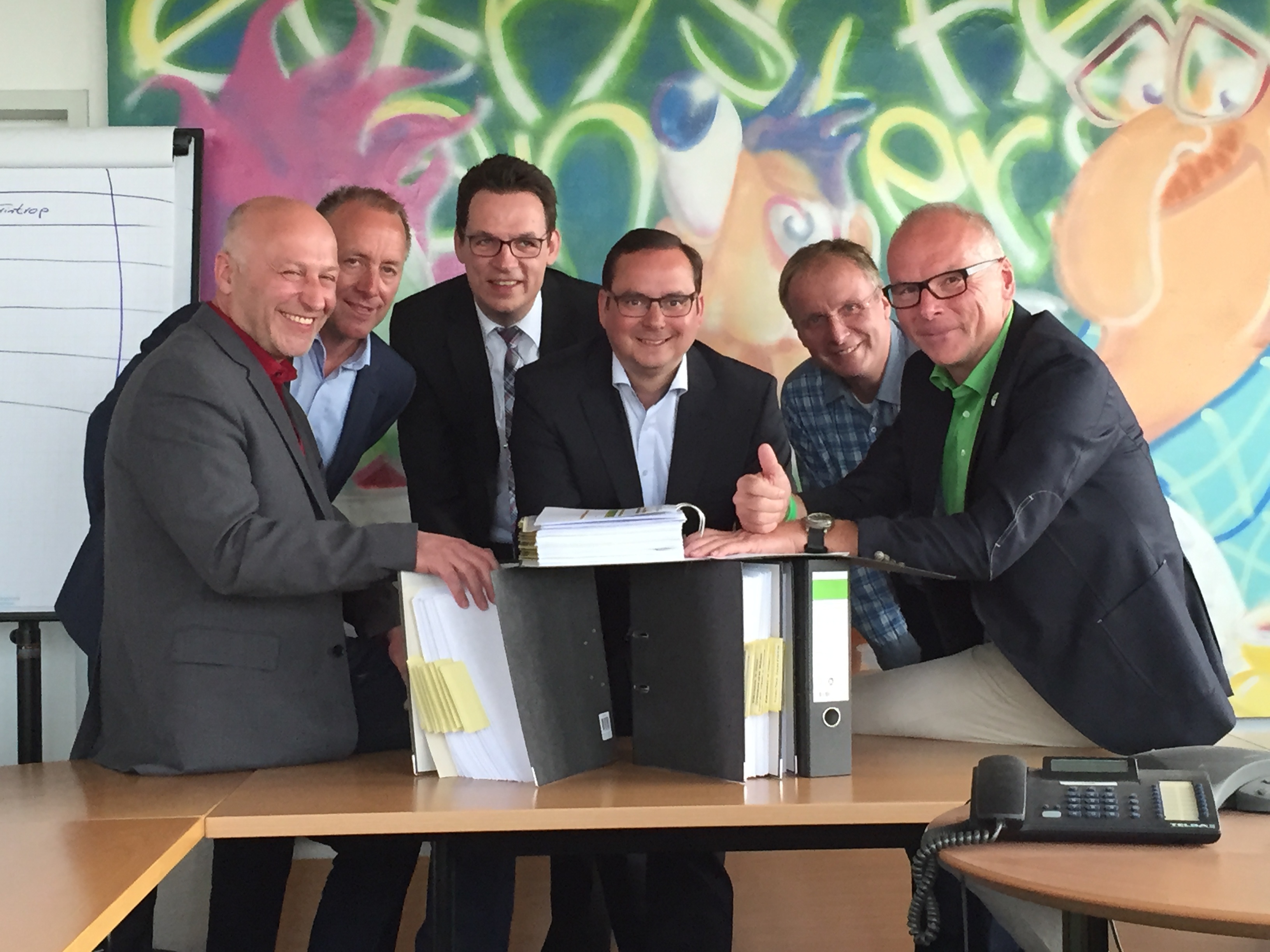 11.05.2015 Essen. Auftakt der Jury Sitzung zum Solidaritätspreis bei der NRZ in Essen. Im Bild die Jury Ibrahim Yetim und Freddy Fischer vorn sitzend und Reinhard Wiesemann,Thomas Kufen,Stephan Heuser und Manfred Lachniet .