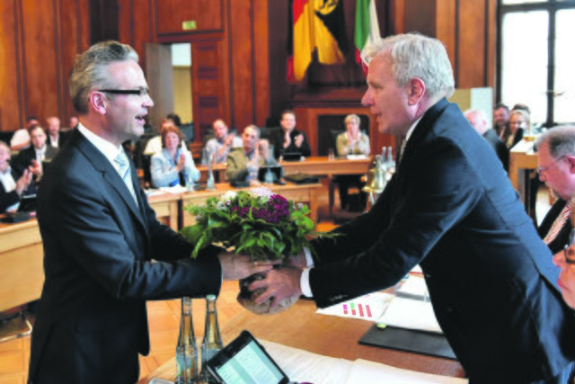 Oberbürgermeister Horst Schiereck gratuliert dem frischgebackenen Herner Ordnungsdezernenten. Gestern Nachmittag wurde Dr. Frank Burbulla mit breiter Mehrheit ins Amt gewählt. Im Hintergrund applaudiert die CDU-Fraktion, die in der Rathaus-Koalition mit der SPD das Vorschlagsrecht hatte. Foto: Arne Pöhnert