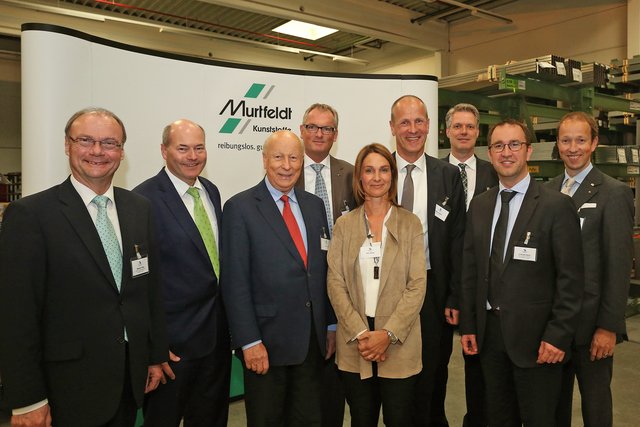 Die Gastgeber Petra und Detlev Höhner (6.v.l.) feierten mit namhaften Vertretern der Dortmunder Wirtschaft die Preisverleihung vor Ort in Brackel.