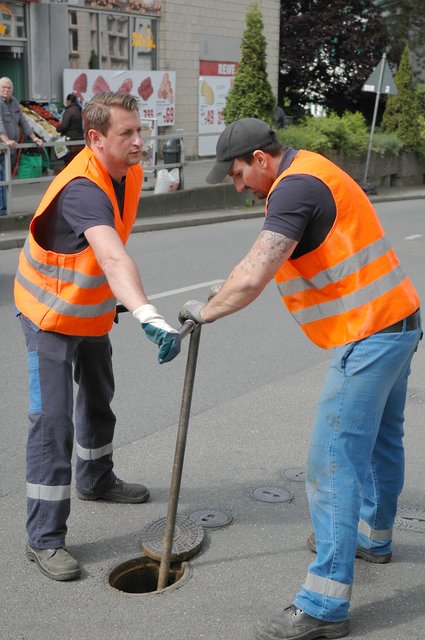 Mitarbeiter der Stadtwerke lassen die Leitung des gesperrten Stückes leerlaufen.