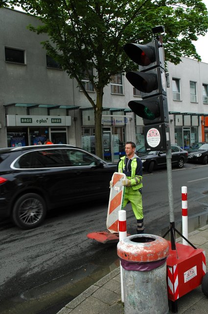 Die Sperrung beginnt um 9.43 Uhr. Schwerstarbeit für Sebastian Riediger von der Verkehrstechnische Anlagen (GVA): Nur wenige Autofahrer nahmen Rücksicht auf ihn.