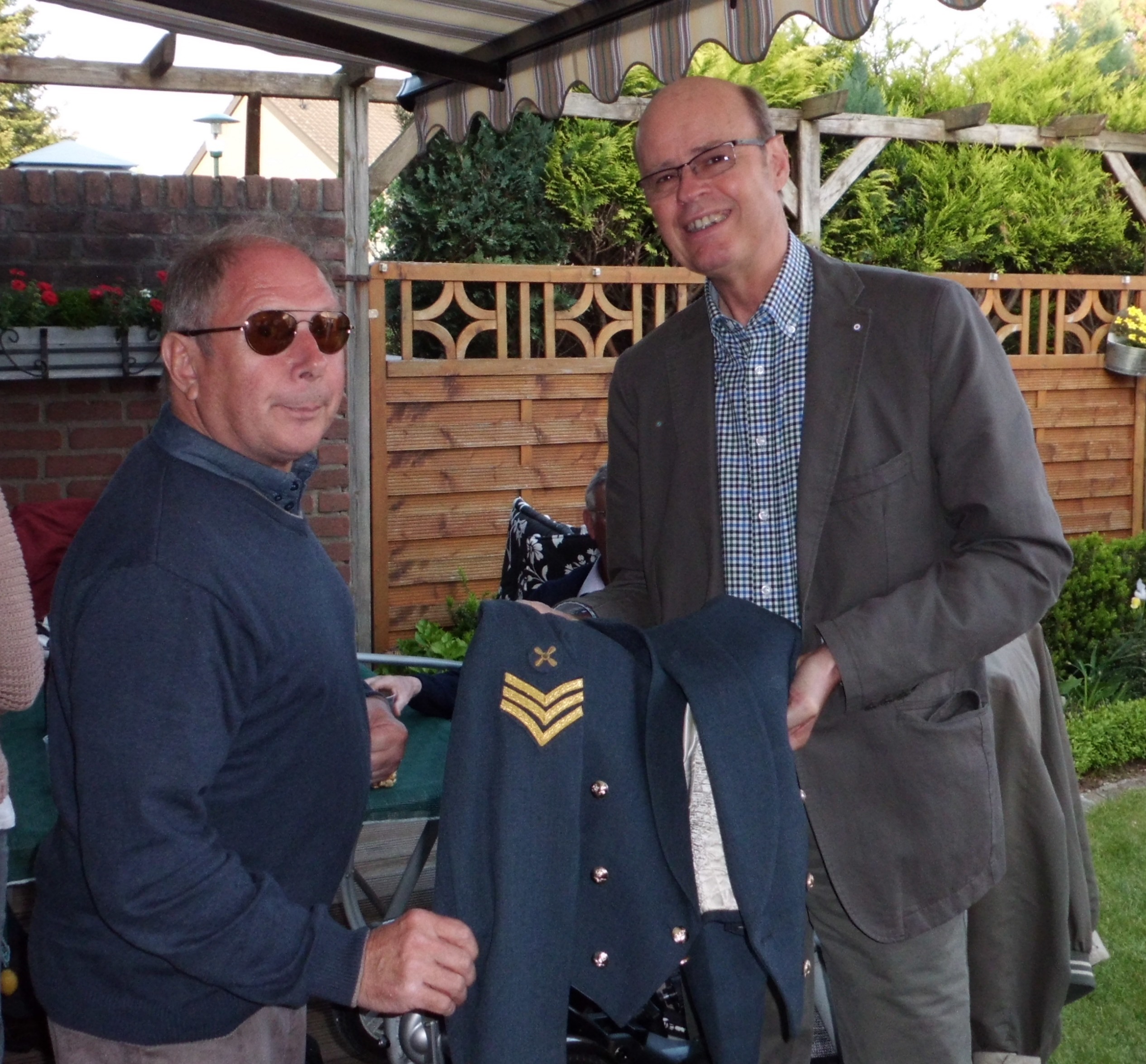 Robin Rose übergibt seine Uniform an Heinz Willi Knechten, Vorsitzender des RAF Museums.