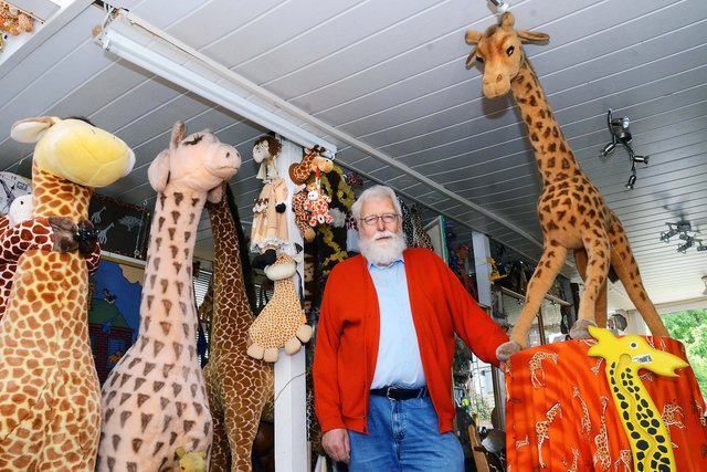 Mit seiner Giraffensammlung möchte der Wickeder Heinz-Jürgen Preuß ins Guinness-Buch der Rekorde. | Foto: Schmitz