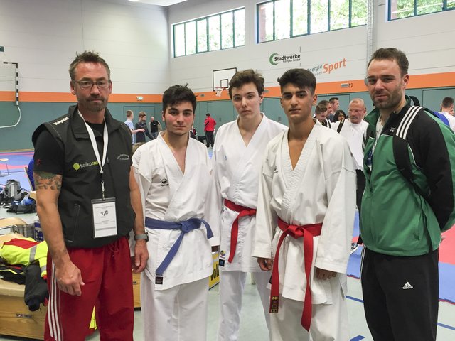 Das drittplatzierte Kumite-Team der Kampfgemeinschaft aus den Vereinen Taiko Dojo und Budokan Bochum (von links nach rechts): Trainer Detlef Tolksdorf, Emre Varli (Budokan Bochum), Cedric Horstmeyer, Yilmaz Arslanboga und Bochums Trainer Tim Milner
