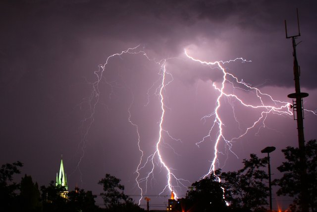 Blitz und Donner drohen laut aktuellen Warnungen in der Nacht zu Samstag.