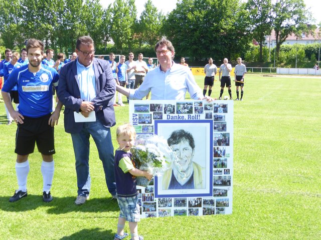 Der Vorsitzende des neuen Fusionsvereins Holzwickeder Sport Club (HSC), Karl-Friedrich Lösbrock 2. (2.v.l.) und der aktuelle HSV-Kapitän Andreas Senga (l.) überreichten Rolf Unnerstall (r.) eine Erinnerungstafel an seine langjährige Tätigkeit als HSV-Vorsitzender und ernannte ihn zum Ehrenpräsidenten.