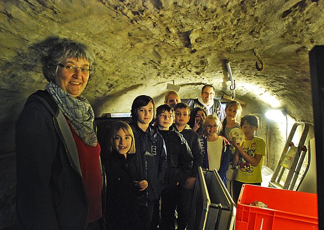 Im Renaissancekellergewölbe des Hattinger Bügeleisenhauses erlebten die Schüler der Klasse 4b der Grundschule Holthausen mit Lars Friedrich (im Hintergrund) und ihrer Klassenlehrerin Heike Elmering-Knüpp spannende Geschichten.
Fotos (2): Pielorz