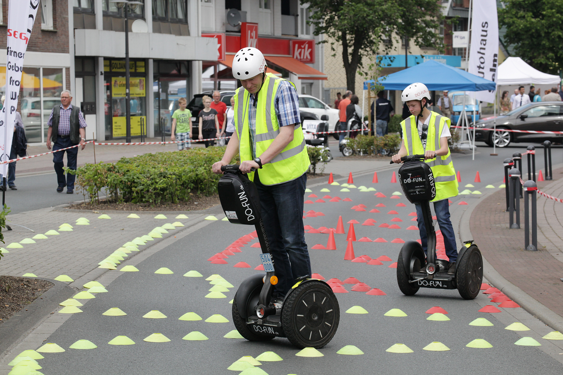 Segways sind eine echt hippe Art der Fortbewegung. In Selm testeten Besucher die Flitzer.