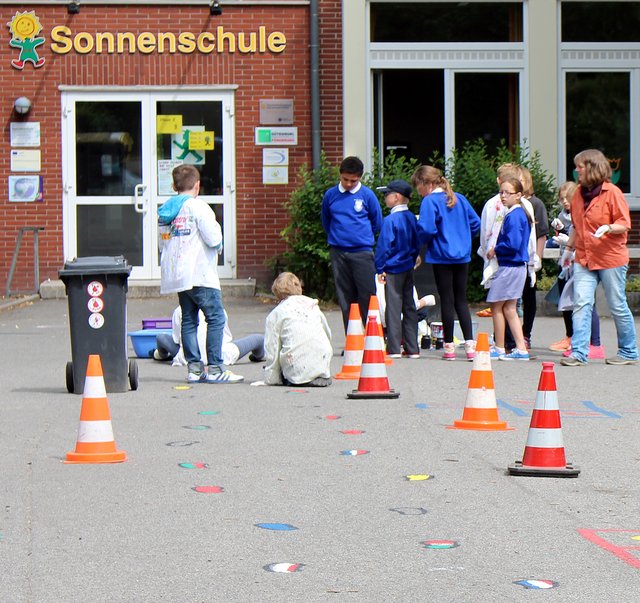 Gemeinsame Kunstaktion  „Europafußspuren“ auf dem Schulhof  mit Kunsttherapeutin Monika Richter