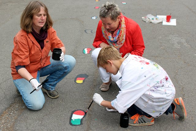 Kunsttherapeutin Monika Richter und Schulleitern Marita Eckmann