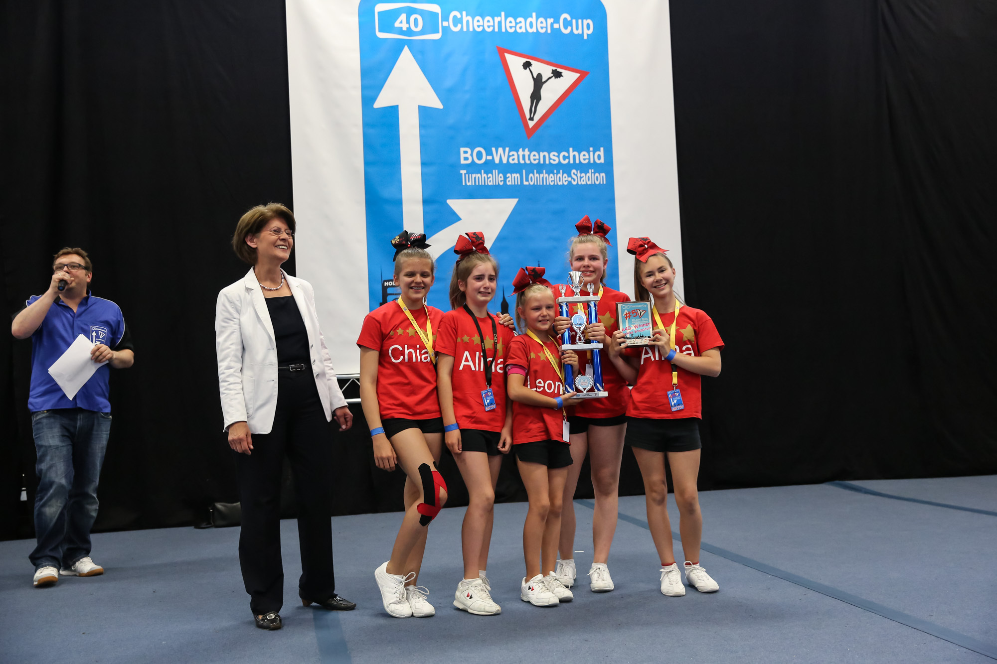 Das Bild zeigt die Verleihung des 1. Platzes an GFC Fire Twinkles durch die Europaabgeordnete des Ruhrgebiets Dr. Renate Sommer. (Und der Moderator im Hintergrund :-)