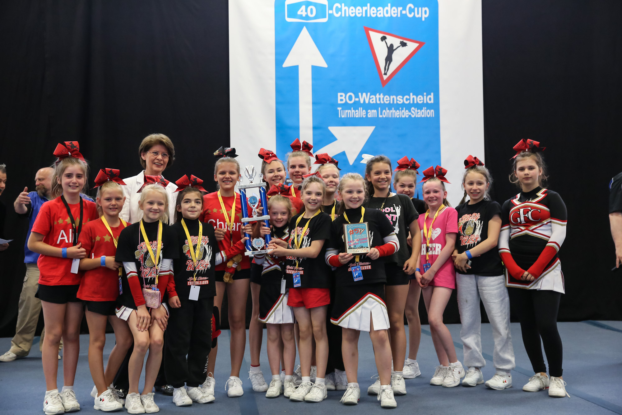Das Bild zeigt die Verleihung des 1. Platzes an GFC Little Witches durch die Europaabgeordnete des Ruhrgeviets Dr. Renate Sommer.